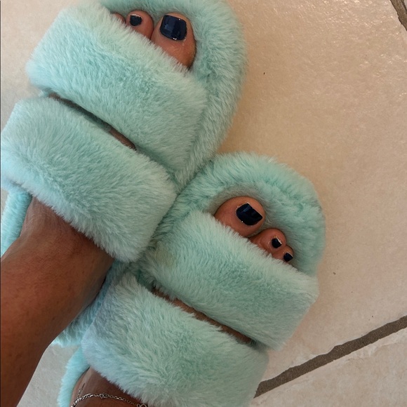 Green fuzzy slippers for feet toes warm worn shoes - Picture 3 of 8